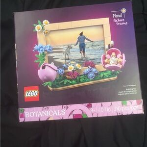 LEGO Botanicals Floral Frame with Pink and Purple Accents